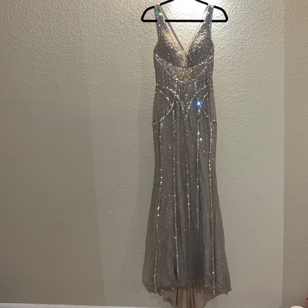 Prom dress, only worn once in very good condition. Brand : Lucci Lu Size 4
